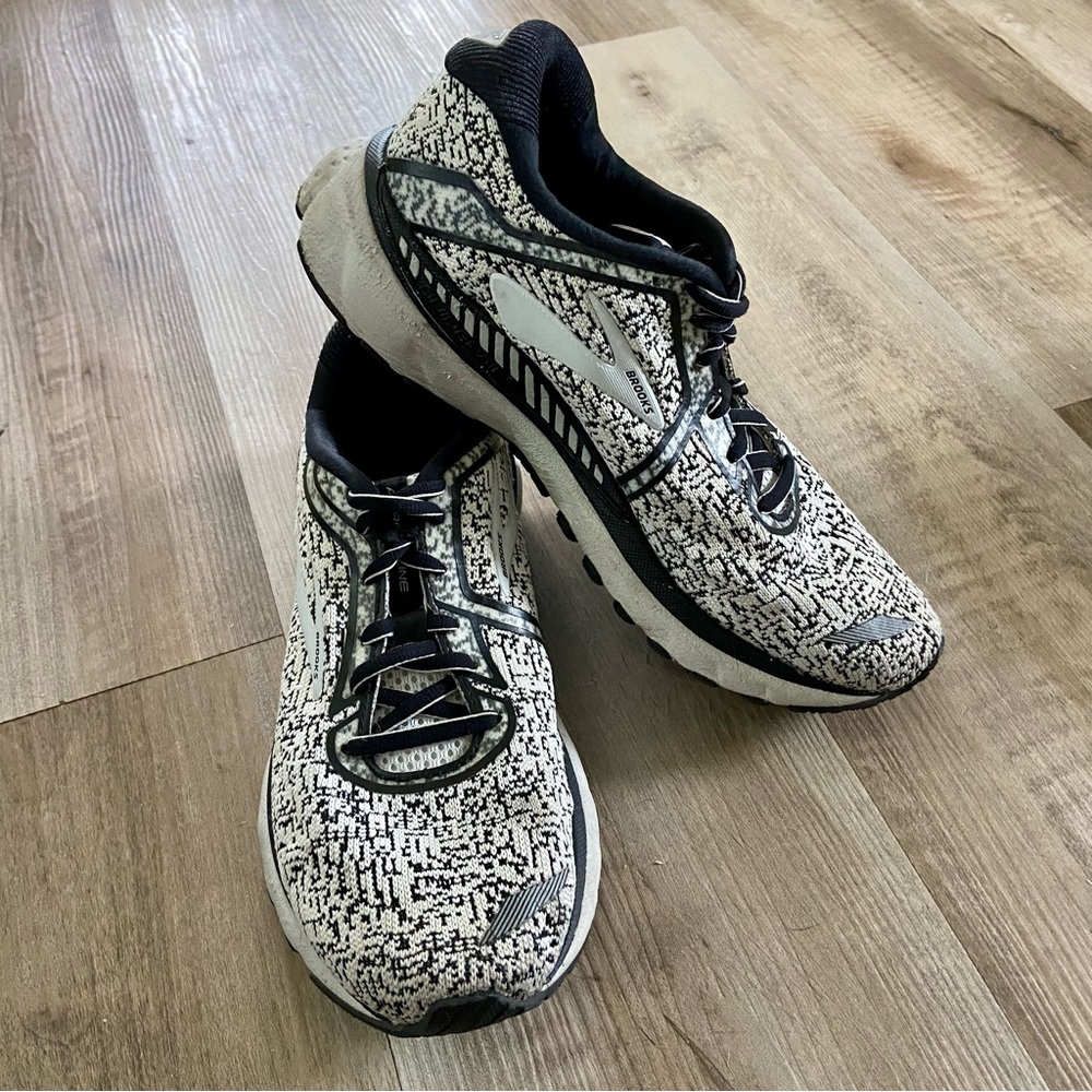 Brooks Adrenaline GTS 20 Black White Knitted size 7